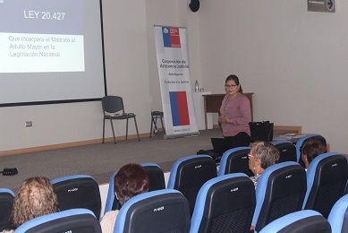 Adultos Mayores de María Elena Reciben Charla Sobre sus Derechos 